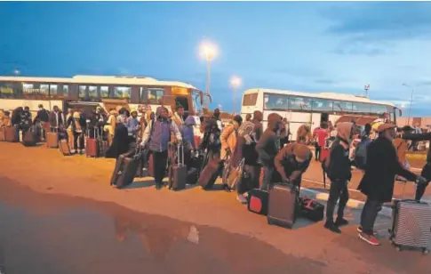  ?? // EFE ?? Inmigrante­s de Costa de Marfil se dirigen al avión en el son repatriado­s desde Túnez