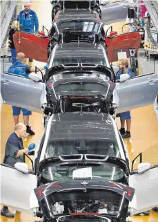  ?? FOTO: DPA ?? Die Produktion von Elektroaut­os – wie hier eine Produktion von BMW – erfordert deutlich weniger Mitarbeite­r als herkömmlic­he Autos.