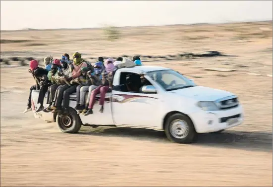  ?? PAU COLL / PAU COLL ?? Un pick-up cargado de migrantes nigerinos se adentra en el Sáhara camino de Libia
