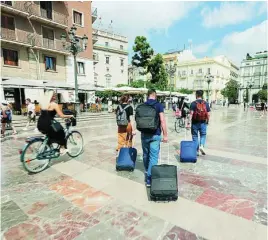  ?? EFE ?? Turistas con maletas en Valencia