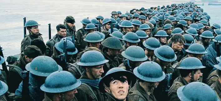  ??  ?? Imagen del filme ‘Dunquerke’, el último trabajo de Christophe­r Nolan. 400.000 soldados británicos son sitiados en las costas francesas por los alemanes durante la segunda Guerra Mundial