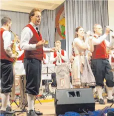  ?? FOTO: EDWIN HÜGLER ?? Die Original Härtsfelde­r Musikanten sorgten in der restlos ausverkauf­ten Turn- und Festhalle in Dorfmerkin­gen für Stimmung.