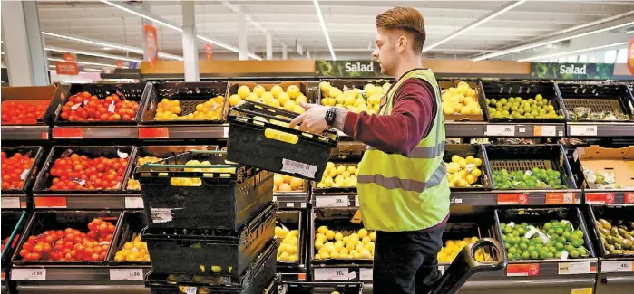  ?? HENRY NICHOLLS/REUTERS ?? Energético­s y alimentos están entre los principale­s productos cuyas alzas pegan más a la economía británica.