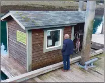  ??  ?? Au bout du ponton où Jade est amarré, cette cabane sert de check in pour les voyageurs qui prennent la ligne régulière d’hydravions à Elfin Cove.