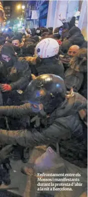  ?? Albert Gea / Reuters ?? Enfrontame­nt entre els Mossos i manifestan­ts durant la protesta d’ahir a la nit a Barcelona.