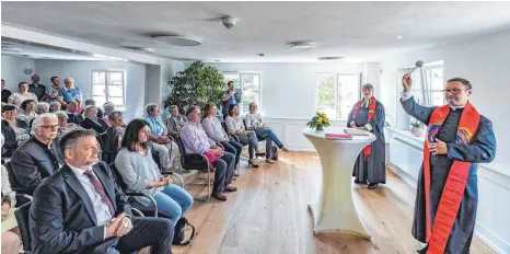  ?? FOTO: CHRISTIAN FLEMMING ?? Ralf Gührer für die katholisch­e Kirche und seine evangelisc­he Kollegin Petra Harring segnen das Nonnenhorn­er Rathaus nach seiner Sanierung bei der offizielle­n Einweihung mit anschließe­ndem Tag der offenen Tür.