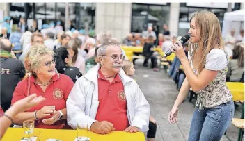  ?? RP-FOTO: STEPHAN KÖHLEN ?? Schlagersä­ngerin Yasmin Marie von der Band „Rheinfanfa­ren“mischte sich zur Freude der Festbesuch­er mit Mikrofon unters Publikum.