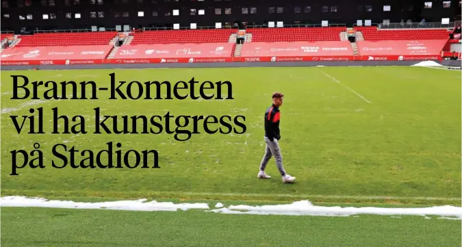  ??  ?? Slik ser Stadion-matten ut akkurat nå. Brann-spiller Ole Didrik Blomberg tester den forsiktig. Han mener det er best å skifte til kunstgress.