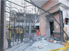  ??  ?? los trabajador­es del centro cívico gubernamen­tal (ccg) repararon ayer los dauos hechos en las manipestac­iones del viernes.