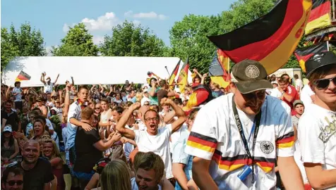  ??  ?? Schwarz rot goldener Jubel: Beim Public Viewing (hier im Orient Express in Aichach) freuen sich viele gemeinsam über Tore der deutschen Elf.