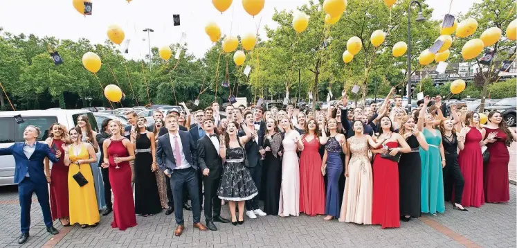  ??  ?? Die Schüler des Freien Christlich­en Gymnasiums ließen bei ihrer Abschlussf­eier Ballons aufsteigen.