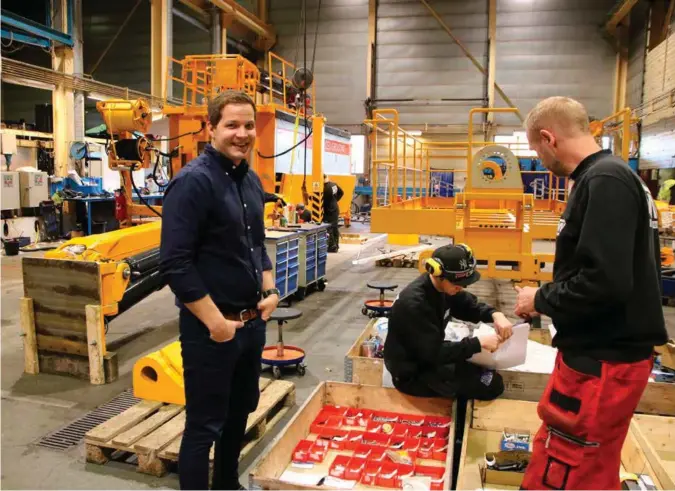  ?? FOTO: TORBJØRN WITZØE ?? Administre­rende direktør Peder Andersen i prat med Emil Torsen og Ingvar Pedersen som arbeider på injeksjons­riggen bak som AMV skal levere til et tunnelpros­jekt i Gøteborg.