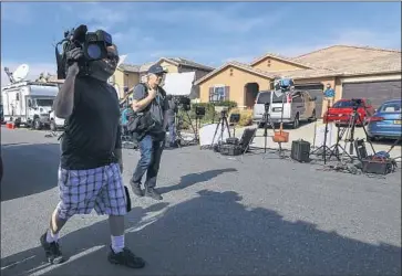  ?? Irfan Khan Los Angeles Times ?? MEDIA GEAR lines the Riverside County street where David and Louise Turpin lived with their children.