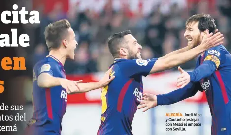  ??  ?? ALEGRÍA. Jordi Alba y Coutinho festejan con Messi el empate con Sevilla.