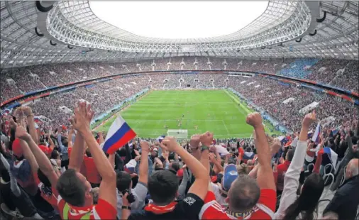  ??  ?? AMBIENTAZO. El estadio de Luzhniki se llenó para disfrutar del partido inaugural con goleada del anfitrión, Rusia, para delirio de sus hinchas.