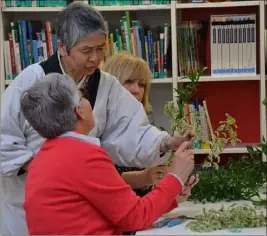  ?? (Photo M.-E.C.) ?? Noriko Onda, grand maître en Ikebana, sera de retour à la médiathèqu­e, le  novembre, pour une nouvelle séance d’initiation à « l’art de faire vivre les fleurs ».