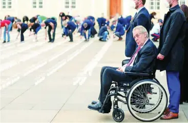  ?? EFE ?? El mandatario checo, Milos Zeman, de 77 años, en silla de ruedasd antes de ser hospitaliz­ado