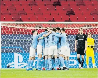  ?? BERNADETT SZABO / REUTERS ?? El City celebrant el gol de De Bruyne ahir a la nit a Budapest