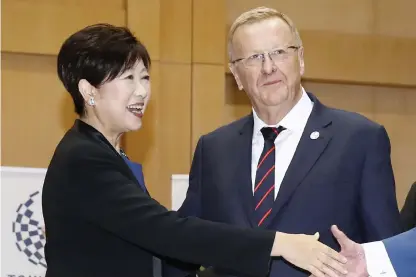  ?? Bild: Shinji Kita ?? John Coates, chef för Australien­s olympiska kommitté och medlem i IOK, har insyn i arbetet med sommar-os. Här i ett möte med Tokyos guvernör Yuriko Koike i oktober förra året.