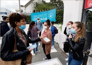  ?? (Photo Eric Ottino) ?? Mercredi en fin d’après-midi, les parents du collectif « PASS/LAS Nice - » ont tracté devant le campus de Valrose, siège de l’Université Côte d’Azur, pour appeler les étudiants à signer la pétition contre la réforme des études de santé.