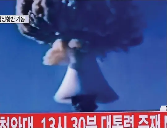  ??  ?? Cloud of menace: How the test was reported on South Korean television yesterday