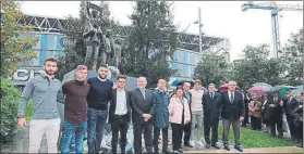  ??  ?? Tributo ante la estatua de la afición el día que el Espanyol celebró su aniversari­o