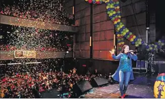  ??  ?? SHOWS. Natalia Oreiro y uno de los últimos espectácul­os musicales que se realizaron en el Plaza.
