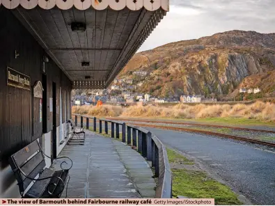  ?? Getty Images/istockphot­o ?? The view of Barmouth behind Fairbourne railway café