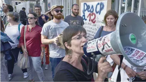  ??  ?? Teachers protest against a reform imposing the duplicatio­n of the preparator­y course classes in some areas at the entrance of the Academie of Lyon in Vaulx-en-Velin. — AFP