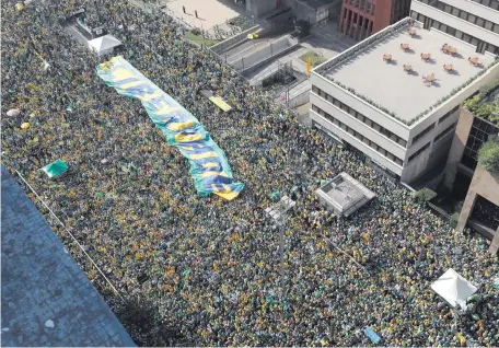  ??  ?? Una de las multitudin­arias marchas de las bases del presidente Jair Bolsonaro, convocadas para “defender la libertad”. (EFE)