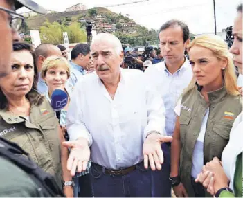  ??  ?? ► Andrés Pastrana junto a “Tuto” Quiroga y Lilian Tintori en Caracas, en 2015.