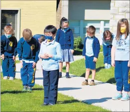  ?? JEFF VORVA/DAILY SOUTHTOWN ?? Members of the St. Damian School first grade music class bow after performing “Jesus Loves Me” in sign language in Oak Forest.