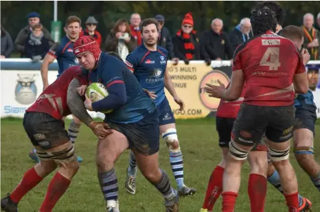  ?? Pictures: Tim Pitfield ?? Above: Ben Henderson comes forward; below: Robbie Stapley looks to break clear