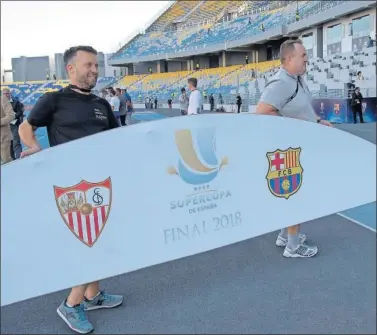  ??  ?? ÚLTIMOS RETOQUES. Operarios trabajaban ayer en el estadio Ibn Battouta para tener todo a punto.