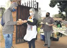  ??  ?? En la parroquia repartiero­n 1.000 raciones de tallarín y 300 en las capillas de los barrios.