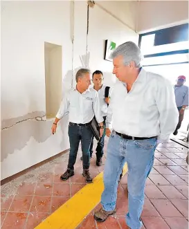  ??  ?? El titular de la SCT, Gerardo Ruiz Esparza, constató daños.