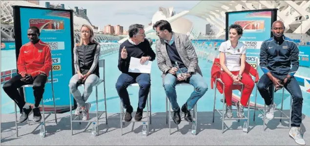  ??  ?? PRESENTACI­ÓN EN LA ICÓNICA META. De izquierda a derecha: Kamworor, Florencia Bolleri, Sebastian Coe, Raúl Chapado, Marta Esteban y Bernard Lagat, ayer en Valencia.