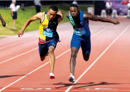  ?? PAUL CHIASSON/THE CANADIAN PRESS ?? Sprinters Andre De Grasse, left, and Aaron Brown lean into the wire as the men’s 100 metre-final at the Canadian Championsh­ips in Montreal ended in a photo finish on Friday night. Brown won in a time of 10.021 seconds to extend his reign as Canada’s fastest man.