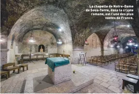  ??  ?? Les sculptures
(xvie siècle) de la clôture du choeur évoquent la vie du Christ.
La chapelle de Notre-Dame de Sous-Terre, dans la crypte romane, est l'une des plus
vastes de France.