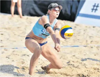  ?? FOTO: TOM BLOCH/IMAGO-IMAGES ?? Normalerwe­ise ist die Friedrichs­hafener Beachvolle­yballerin Julia Sude das ganze Jahr in der ganzen Welt unterwegs. Wann sie nach der Corona-Zwangspaus­e wieder in den Sand zurückkehr­en wird, ist noch unklar.