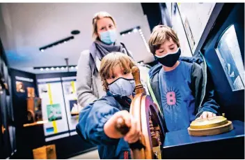  ?? RP-FOTOS: ANNE ORTHEN ?? Zu den ersten Besuchern nach dem langen Lockdown gehörten am Mittwoch Sina Prätz mit ihren Söhnen Mats (l.) und Lukas.