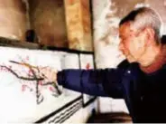  ??  ?? Ninety-year-old Wang Yuanchang paints plum blossom, which has the auspicious meaning in Chinese culture, on the kitchen wall of Xu Qingfang’s home.
— Liu Bihua