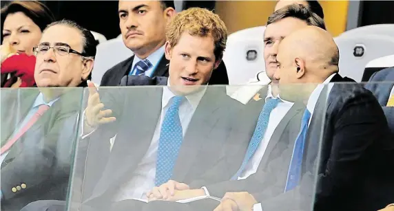  ?? Minulý světový šampionát v Brazílii si princ Harry (uprostřed) nenechal ujít. Letošní šampionát v Rusku však hodlají britští státní představit­elé bojkotovat. FOTO GETTY IMAGES ?? Bez královské rodiny?