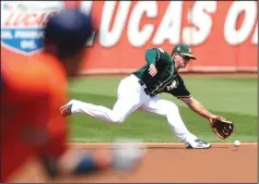  ?? ARIC CRABB/TRIBUNE NEWS SERVICE ?? Oakland Athletics third baseman Matt Chapman fields a ground ball hit by the Houston Astros' Alex Bregman on Aug. 19, 2018, in Oakland.