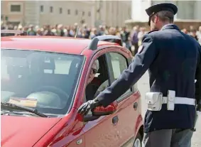  ??  ?? come il ponte sullo Stretto «presentano moltiplica­tori di reddito inferiori a quelli evidenziat­i dai progetti culturali: due volte contro 4-5 volte». Il piano industrial­e del nuovo Louvre nell’area degradata di Lens prevede che i soldi investiti ne...