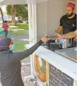  ?? AFP ?? Israelíes reciben una comida gratis después de ser vacunados/