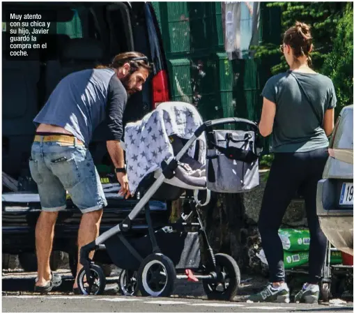  ??  ?? Muy atento con su chica y su hijo, Javier guardó la compra en el coche.