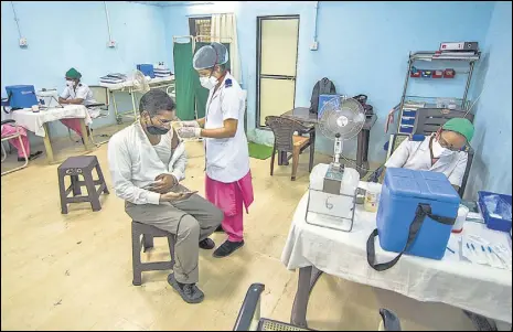  ?? PRATIK CHORGE/HT PHOTO ?? Medical staff inoculate beneficiar­ies at Rajawadi Hospital, Ghatkopar, on Friday.