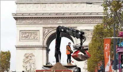  ?? XINHUA ?? Workers in operation in downtown Paris, which is under a curfew along with other main cities of France.