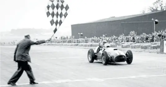  ?? Archivo ?? Brazo en alto, Froilán González recibe la bandera a cuadros y firma la primera victoria de Ferrari en la F.1